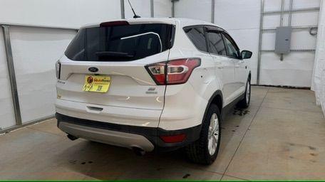 2017 White Ford Escape SE FWD (1FMCU0GD2HU) with an 1.5L L4 DOHC 16V engine, 6-Speed Automatic transmission, located at 1806 Veterans Memorial Hwy SW, Austell, GA, 30168, (770) 944-9558, 33.817959, -84.606987 - Photo#5