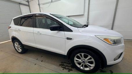 2017 White Ford Escape SE FWD (1FMCU0GD2HU) with an 1.5L L4 DOHC 16V engine, 6-Speed Automatic transmission, located at 1806 Veterans Memorial Hwy SW, Austell, GA, 30168, (770) 944-9558, 33.817959, -84.606987 - Photo#7