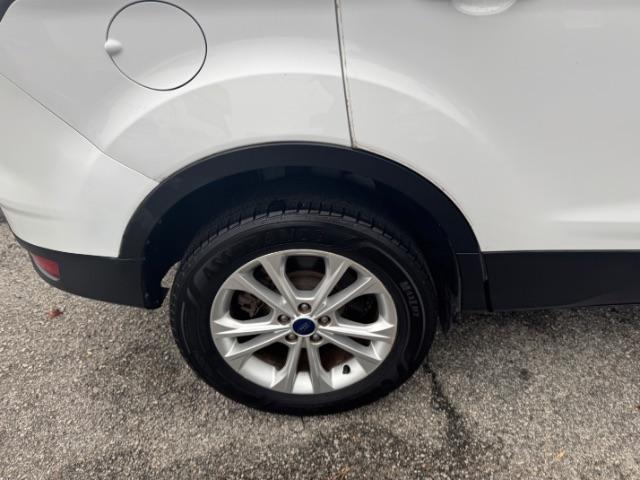 2017 White Ford Escape SE FWD (1FMCU0GD2HU) with an 1.5L L4 DOHC 16V engine, 6-Speed Automatic transmission, located at 1806 Veterans Memorial Hwy SW, Austell, GA, 30168, (770) 944-9558, 33.817959, -84.606987 - Photo#20