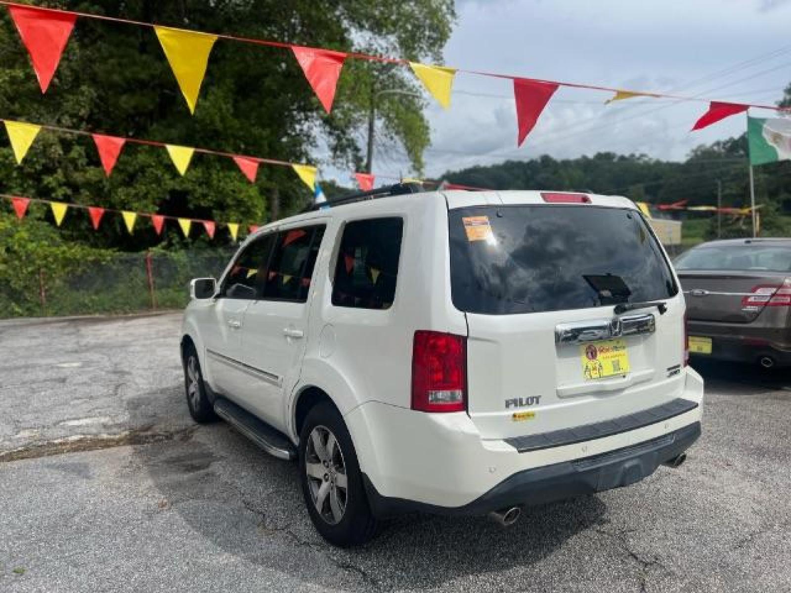 2012 White Honda Pilot Touring 4WD 5-Spd AT with DVD (5FNYF4H9XCB) with an 3.5L V6 SOHC 24V engine, 5-Speed Automatic transmission, located at 1806 Veterans Memorial Hwy SW, Austell, GA, 30168, (770) 944-9558, 33.817959, -84.606987 - Photo #5