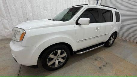 2012 White Honda Pilot Touring 4WD 5-Spd AT (5FNYF4H9XCB) with an 3.5L V6 SOHC 24V engine, 5-Speed Automatic transmission, located at 1806 Veterans Memorial Hwy SW, Austell, GA, 30168, (770) 944-9558, 33.817959, -84.606987 - Photo#1