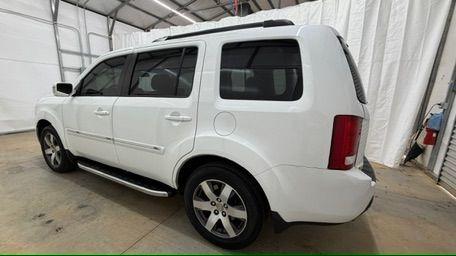 2012 White Honda Pilot Touring 4WD 5-Spd AT (5FNYF4H9XCB) with an 3.5L V6 SOHC 24V engine, 5-Speed Automatic transmission, located at 1806 Veterans Memorial Hwy SW, Austell, GA, 30168, (770) 944-9558, 33.817959, -84.606987 - Photo#2