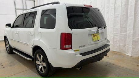 2012 White Honda Pilot Touring 4WD 5-Spd AT (5FNYF4H9XCB) with an 3.5L V6 SOHC 24V engine, 5-Speed Automatic transmission, located at 1806 Veterans Memorial Hwy SW, Austell, GA, 30168, (770) 944-9558, 33.817959, -84.606987 - Photo#3