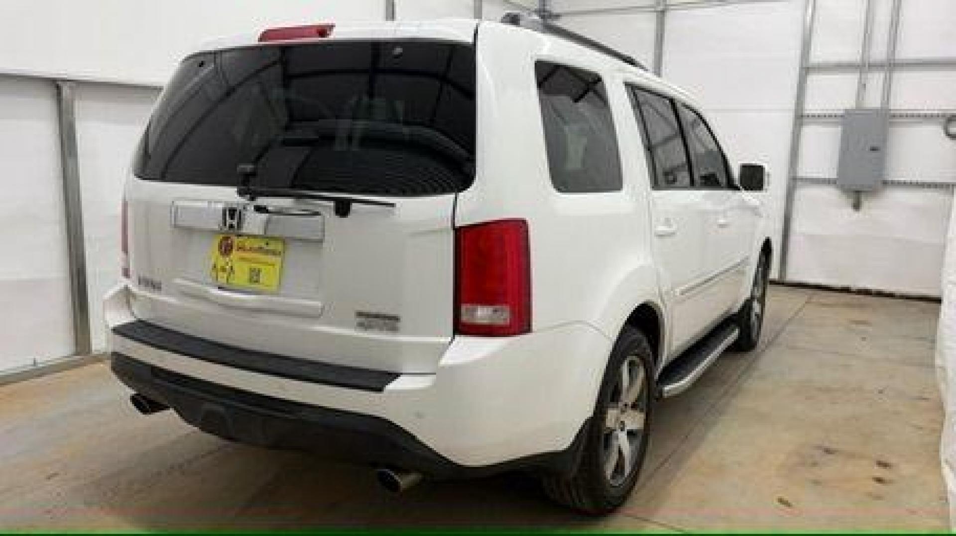 2012 White Honda Pilot Touring 4WD 5-Spd AT (5FNYF4H9XCB) with an 3.5L V6 SOHC 24V engine, 5-Speed Automatic transmission, located at 1806 Veterans Memorial Hwy SW, Austell, GA, 30168, (770) 944-9558, 33.817959, -84.606987 - Photo#5