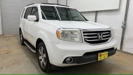 2012 White Honda Pilot Touring 4WD 5-Spd AT (5FNYF4H9XCB) with an 3.5L V6 SOHC 24V engine, 5-Speed Automatic transmission, located at 1806 Veterans Memorial Hwy SW, Austell, GA, 30168, (770) 944-9558, 33.817959, -84.606987 - Photo#8