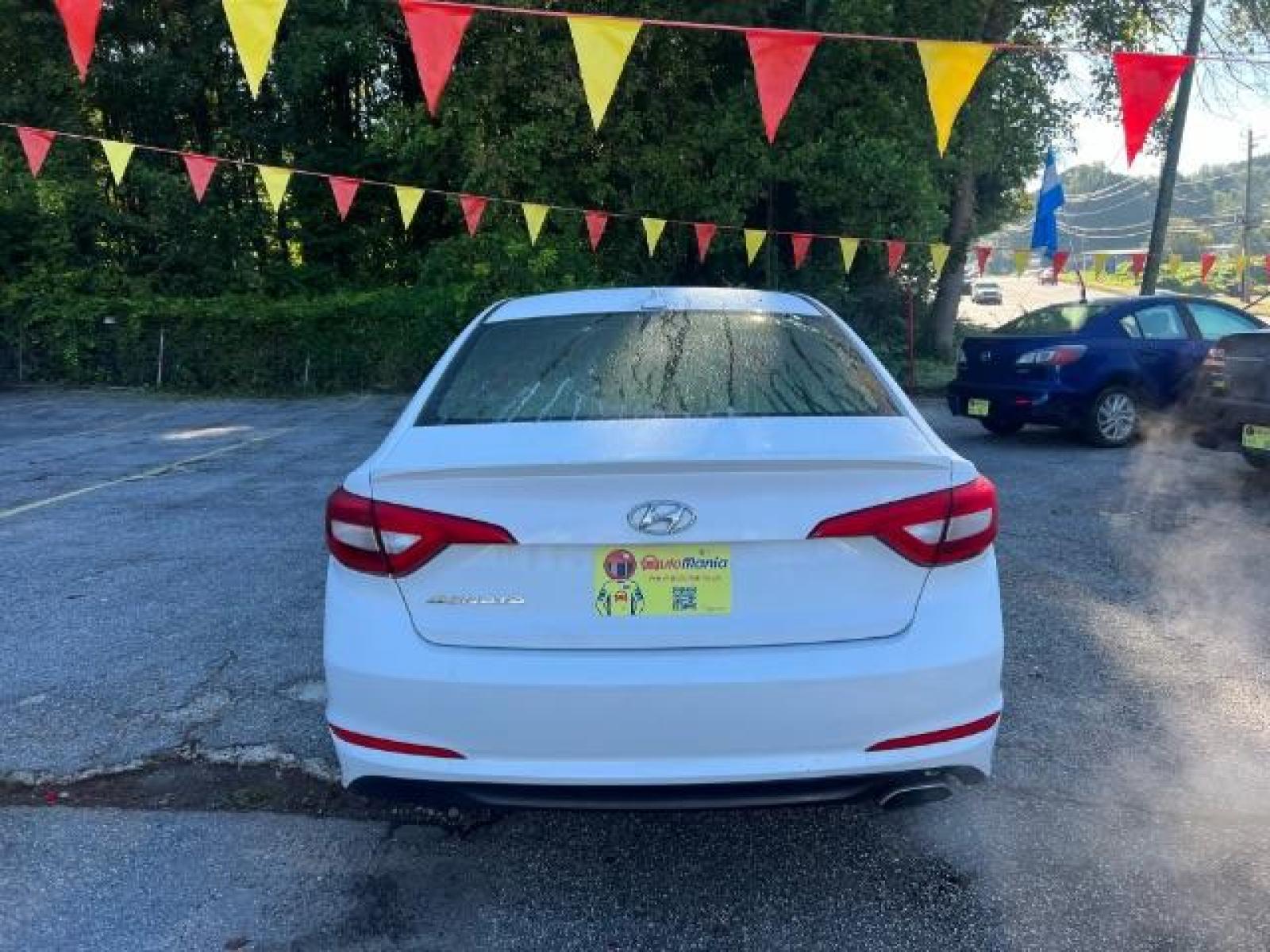 2015 White Hyundai Sonata SE (5NPE24AF8FH) with an 2.4L L4 DOHC 16V engine, 7-Speed Automatic transmission, located at 1806 Veterans Memorial Hwy SW, Austell, GA, 30168, (770) 944-9558, 33.817959, -84.606987 - Photo #3