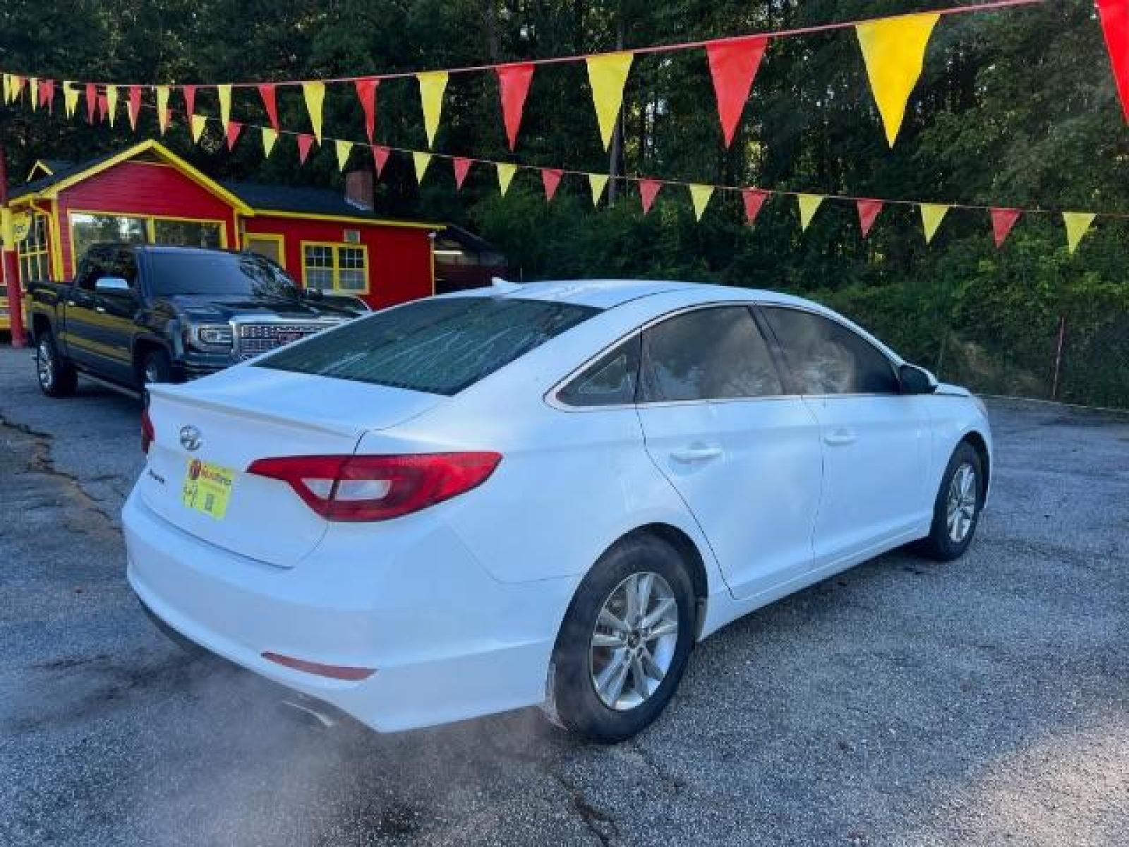 2015 White Hyundai Sonata SE (5NPE24AF8FH) with an 2.4L L4 DOHC 16V engine, 7-Speed Automatic transmission, located at 1806 Veterans Memorial Hwy SW, Austell, GA, 30168, (770) 944-9558, 33.817959, -84.606987 - Photo #4