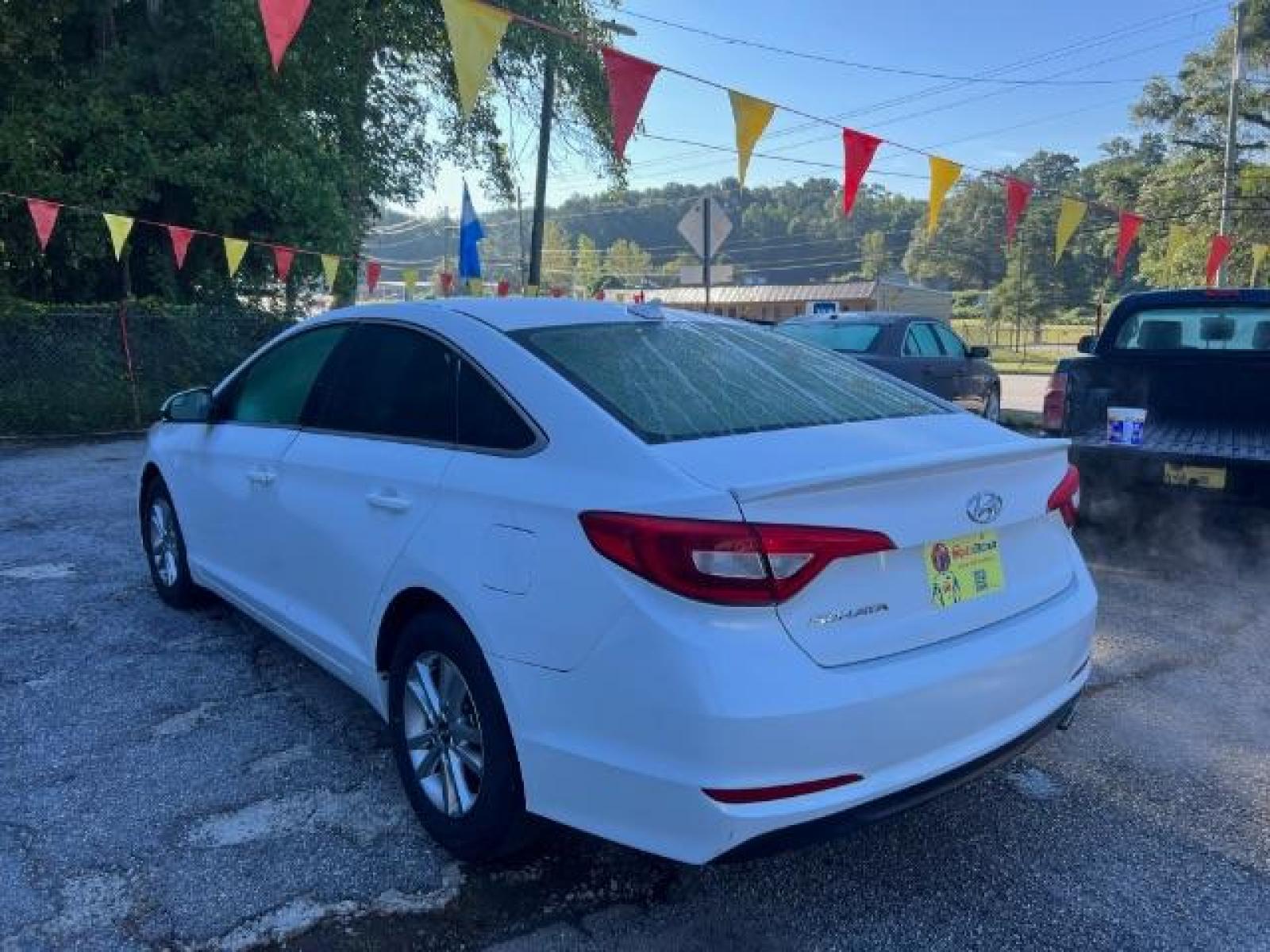 2015 White Hyundai Sonata SE (5NPE24AF8FH) with an 2.4L L4 DOHC 16V engine, 7-Speed Automatic transmission, located at 1806 Veterans Memorial Hwy SW, Austell, GA, 30168, (770) 944-9558, 33.817959, -84.606987 - Photo #5