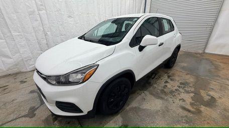 2017 White Chevrolet Trax LS FWD (KL7CJKSB8HB) with an 1.4L L4 DOHC 16V engine, 6-Speed Automatic transmission, located at 1806 Veterans Memorial Hwy SW, Austell, GA, 30168, (770) 944-9558, 33.817959, -84.606987 - Photo#1