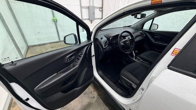 2017 White Chevrolet Trax LS FWD (KL7CJKSB8HB) with an 1.4L L4 DOHC 16V engine, 6-Speed Automatic transmission, located at 1806 Veterans Memorial Hwy SW, Austell, GA, 30168, (770) 944-9558, 33.817959, -84.606987 - Photo#11
