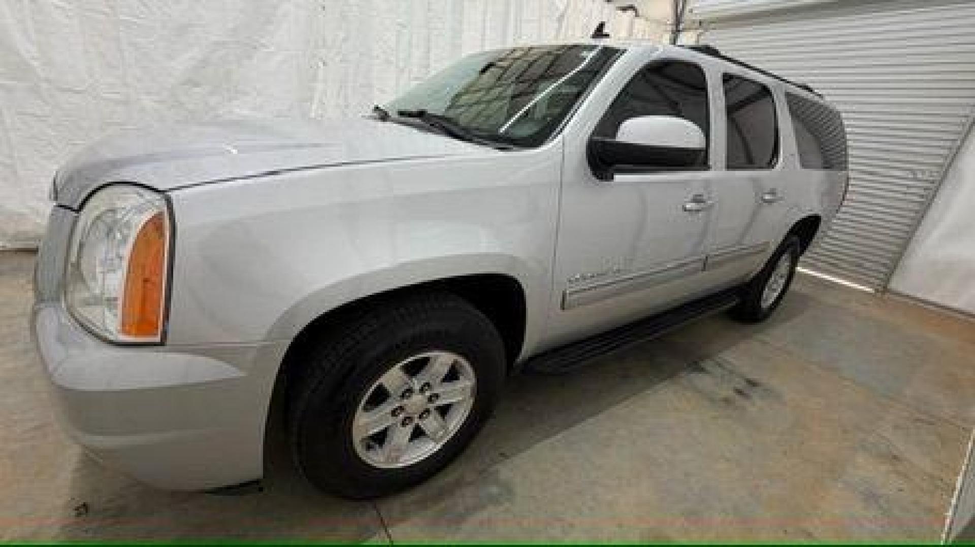 2014 Gray GMC Yukon XL SLT 1/2 Ton 2WD (1GKS1KE01ER) with an 5.3L V8 OHV 16V FFV engine, 6-Speed Automatic transmission, located at 1806 Veterans Memorial Hwy SW, Austell, GA, 30168, (770) 944-9558, 33.817959, -84.606987 - Photo#1