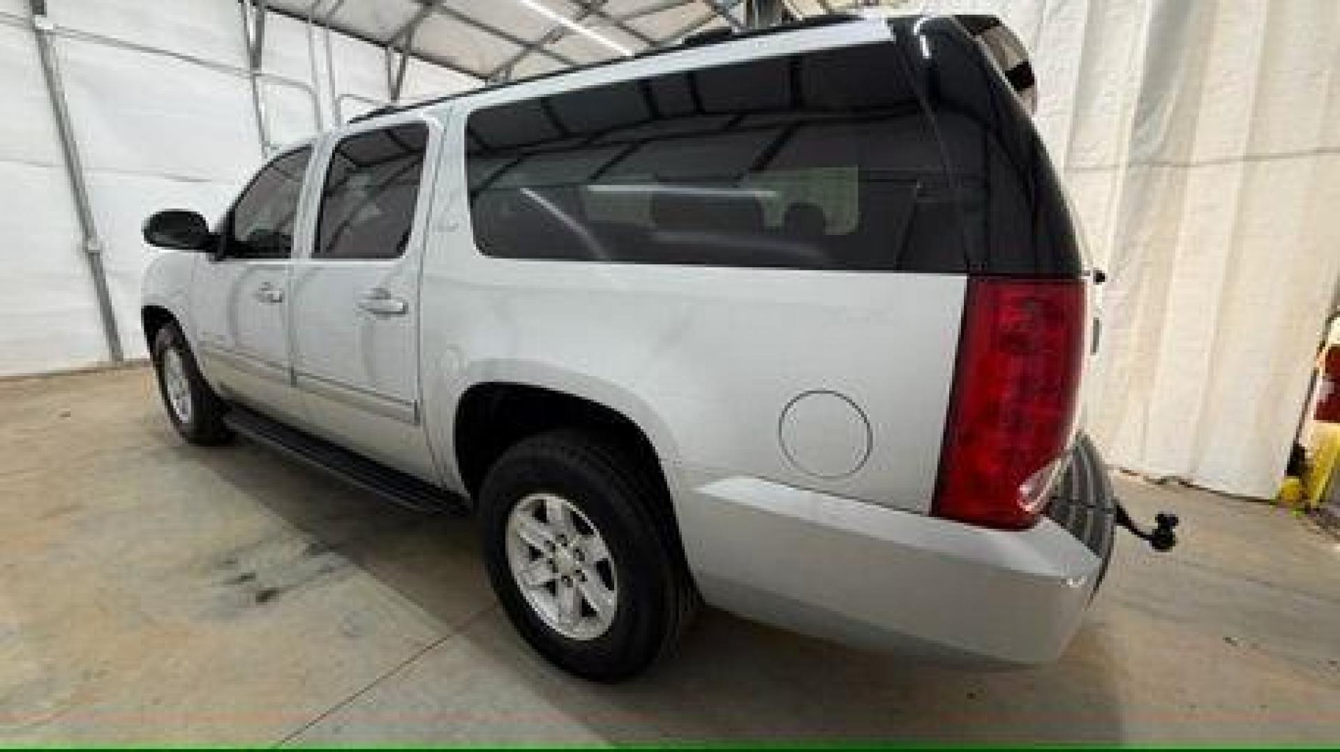 2014 Gray GMC Yukon XL SLT 1/2 Ton 2WD (1GKS1KE01ER) with an 5.3L V8 OHV 16V FFV engine, 6-Speed Automatic transmission, located at 1806 Veterans Memorial Hwy SW, Austell, GA, 30168, (770) 944-9558, 33.817959, -84.606987 - Photo#2