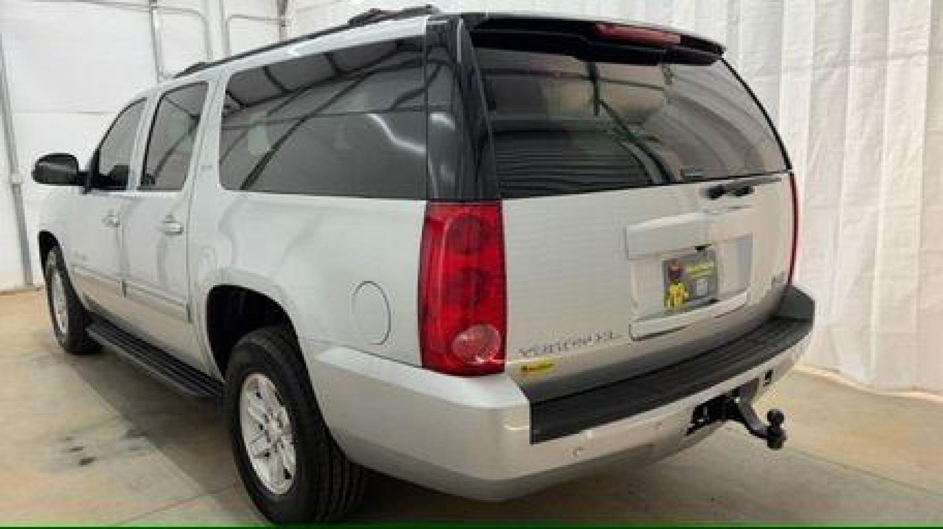 2014 Gray GMC Yukon XL SLT 1/2 Ton 2WD (1GKS1KE01ER) with an 5.3L V8 OHV 16V FFV engine, 6-Speed Automatic transmission, located at 1806 Veterans Memorial Hwy SW, Austell, GA, 30168, (770) 944-9558, 33.817959, -84.606987 - Photo#3