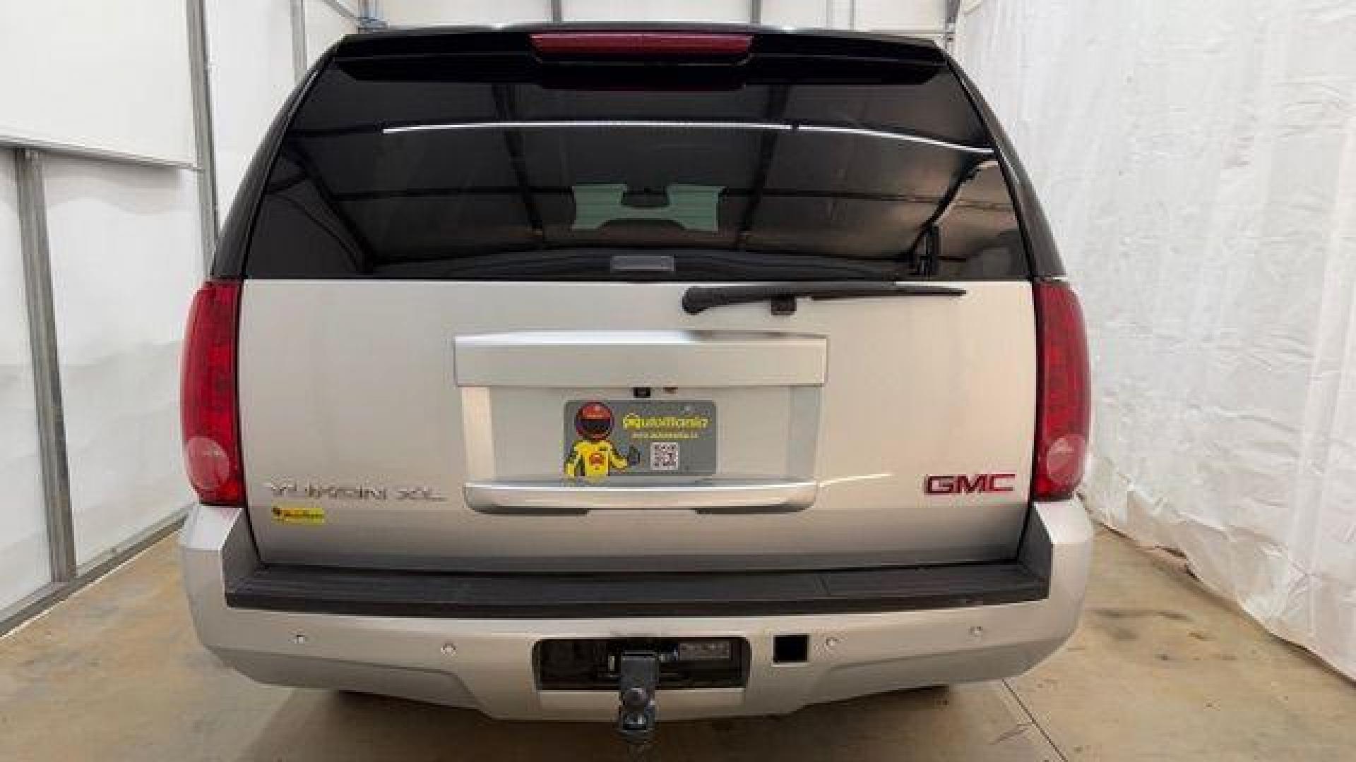 2014 Gray GMC Yukon XL SLT 1/2 Ton 2WD (1GKS1KE01ER) with an 5.3L V8 OHV 16V FFV engine, 6-Speed Automatic transmission, located at 1806 Veterans Memorial Hwy SW, Austell, GA, 30168, (770) 944-9558, 33.817959, -84.606987 - Photo#4