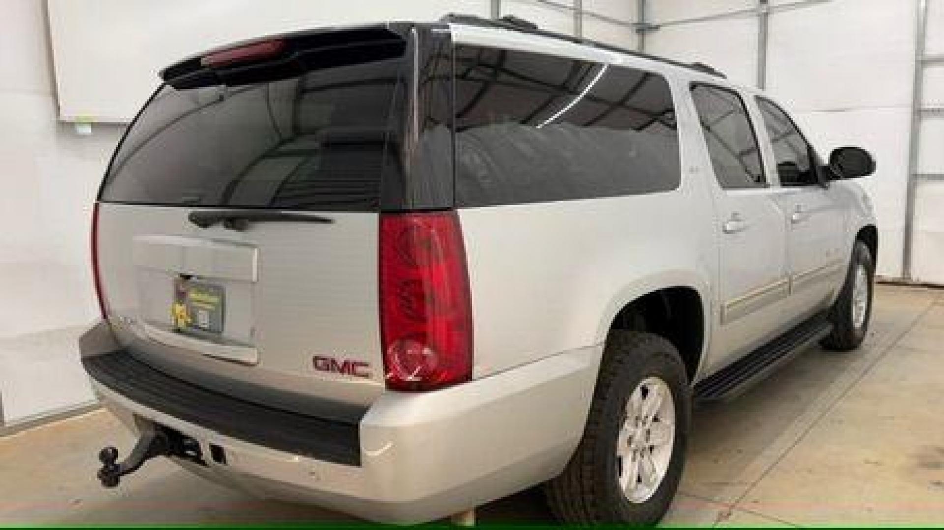 2014 Gray GMC Yukon XL SLT 1/2 Ton 2WD (1GKS1KE01ER) with an 5.3L V8 OHV 16V FFV engine, 6-Speed Automatic transmission, located at 1806 Veterans Memorial Hwy SW, Austell, GA, 30168, (770) 944-9558, 33.817959, -84.606987 - Photo#5