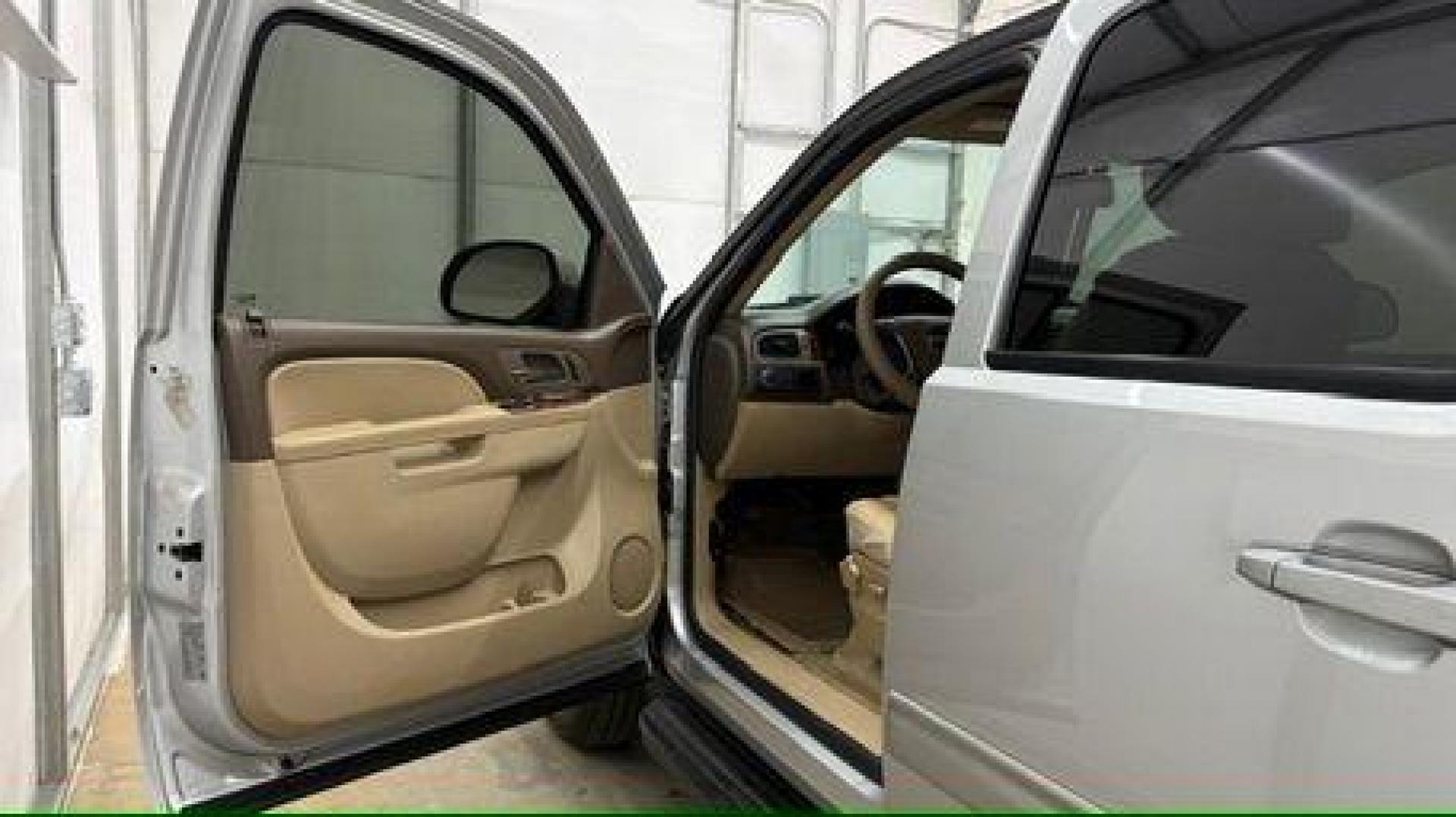 2014 Gray GMC Yukon XL SLT 1/2 Ton 2WD (1GKS1KE01ER) with an 5.3L V8 OHV 16V FFV engine, 6-Speed Automatic transmission, located at 1806 Veterans Memorial Hwy SW, Austell, GA, 30168, (770) 944-9558, 33.817959, -84.606987 - Photo#9