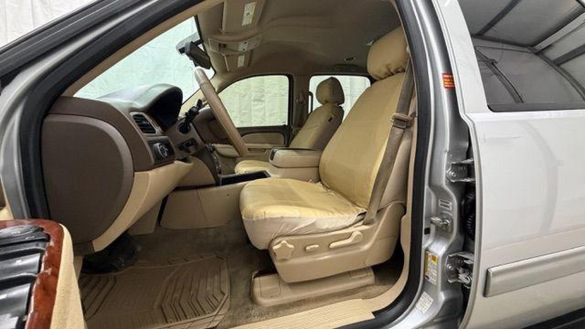 2014 Gray GMC Yukon XL SLT 1/2 Ton 2WD (1GKS1KE01ER) with an 5.3L V8 OHV 16V FFV engine, 6-Speed Automatic transmission, located at 1806 Veterans Memorial Hwy SW, Austell, GA, 30168, (770) 944-9558, 33.817959, -84.606987 - Photo#11