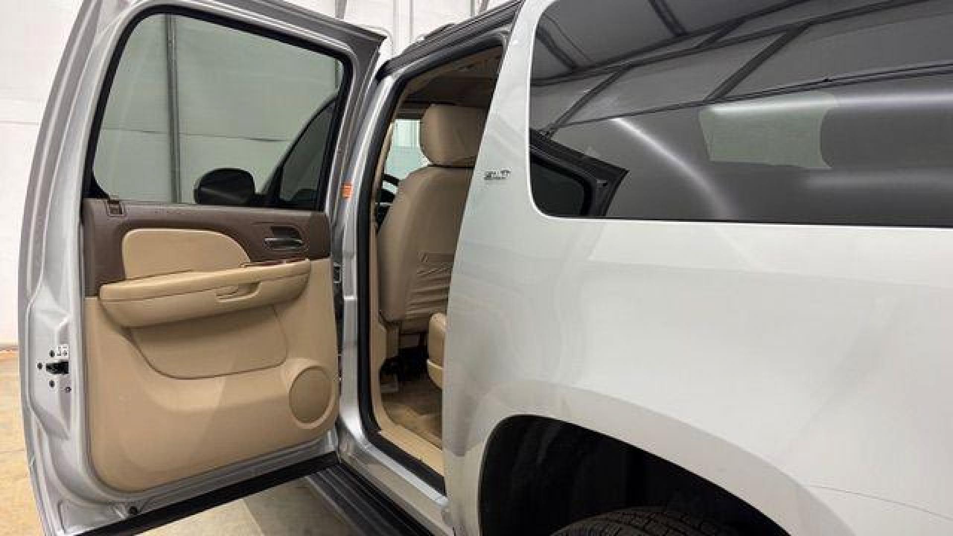 2014 Gray GMC Yukon XL SLT 1/2 Ton 2WD (1GKS1KE01ER) with an 5.3L V8 OHV 16V FFV engine, 6-Speed Automatic transmission, located at 1806 Veterans Memorial Hwy SW, Austell, GA, 30168, (770) 944-9558, 33.817959, -84.606987 - Photo#12
