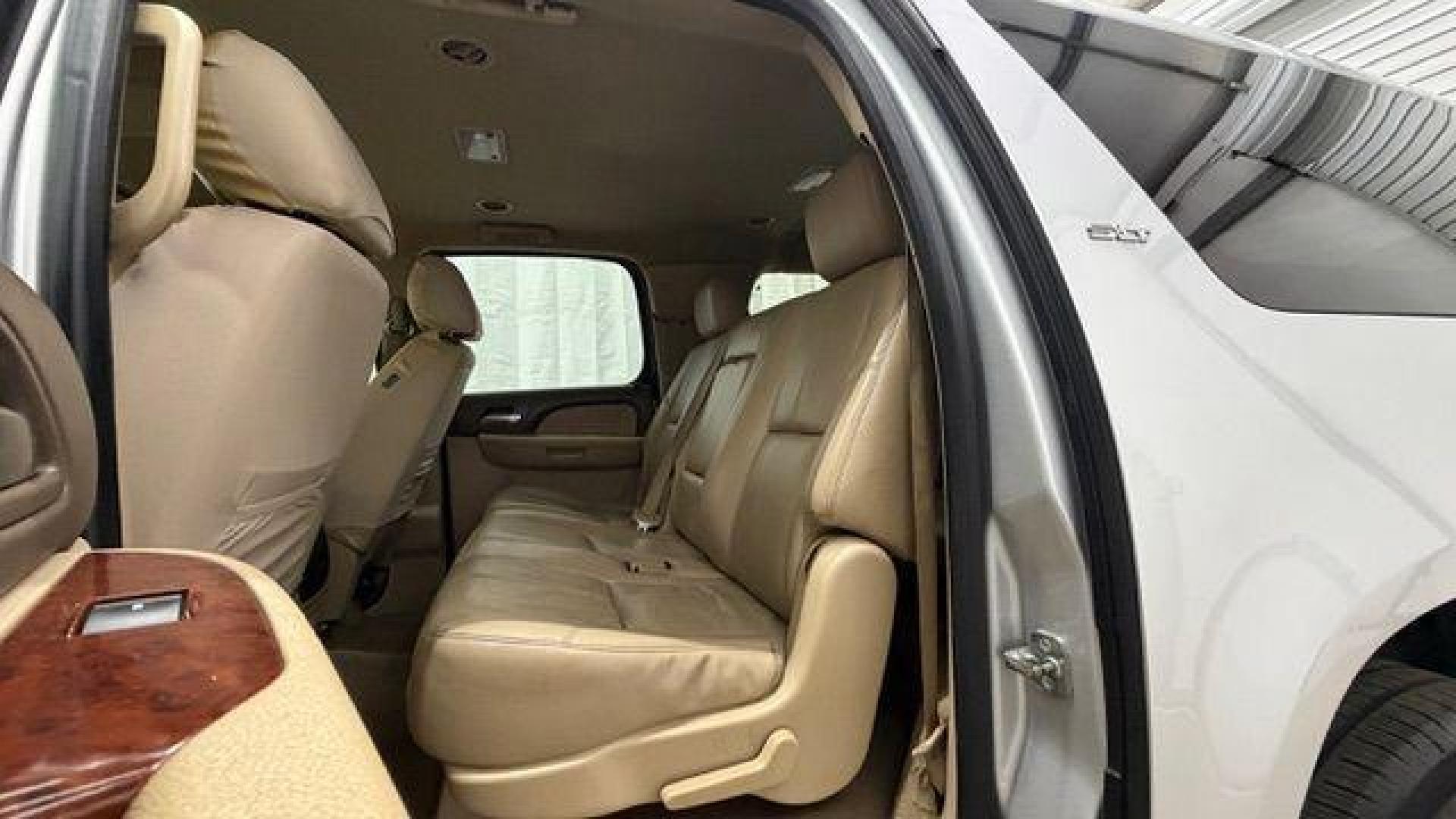 2014 Gray GMC Yukon XL SLT 1/2 Ton 2WD (1GKS1KE01ER) with an 5.3L V8 OHV 16V FFV engine, 6-Speed Automatic transmission, located at 1806 Veterans Memorial Hwy SW, Austell, GA, 30168, (770) 944-9558, 33.817959, -84.606987 - Photo#13