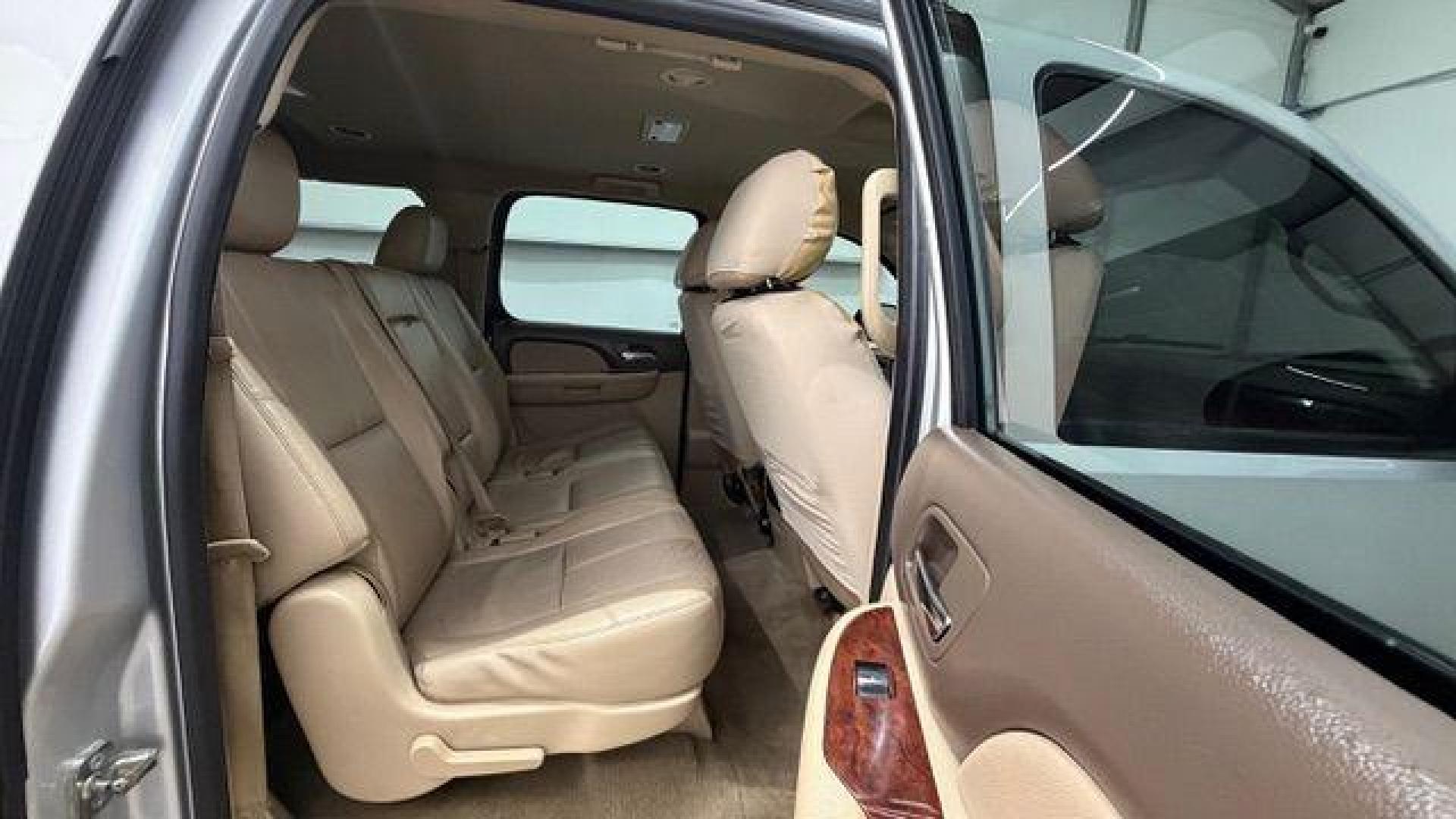 2014 Gray GMC Yukon XL SLT 1/2 Ton 2WD (1GKS1KE01ER) with an 5.3L V8 OHV 16V FFV engine, 6-Speed Automatic transmission, located at 1806 Veterans Memorial Hwy SW, Austell, GA, 30168, (770) 944-9558, 33.817959, -84.606987 - Photo#16