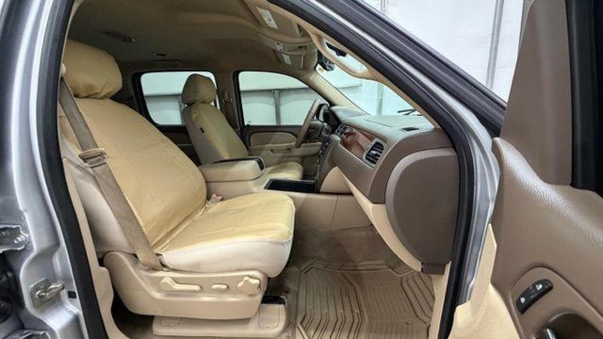 2014 Gray GMC Yukon XL SLT 1/2 Ton 2WD (1GKS1KE01ER) with an 5.3L V8 OHV 16V FFV engine, 6-Speed Automatic transmission, located at 1806 Veterans Memorial Hwy SW, Austell, GA, 30168, (770) 944-9558, 33.817959, -84.606987 - Photo#17