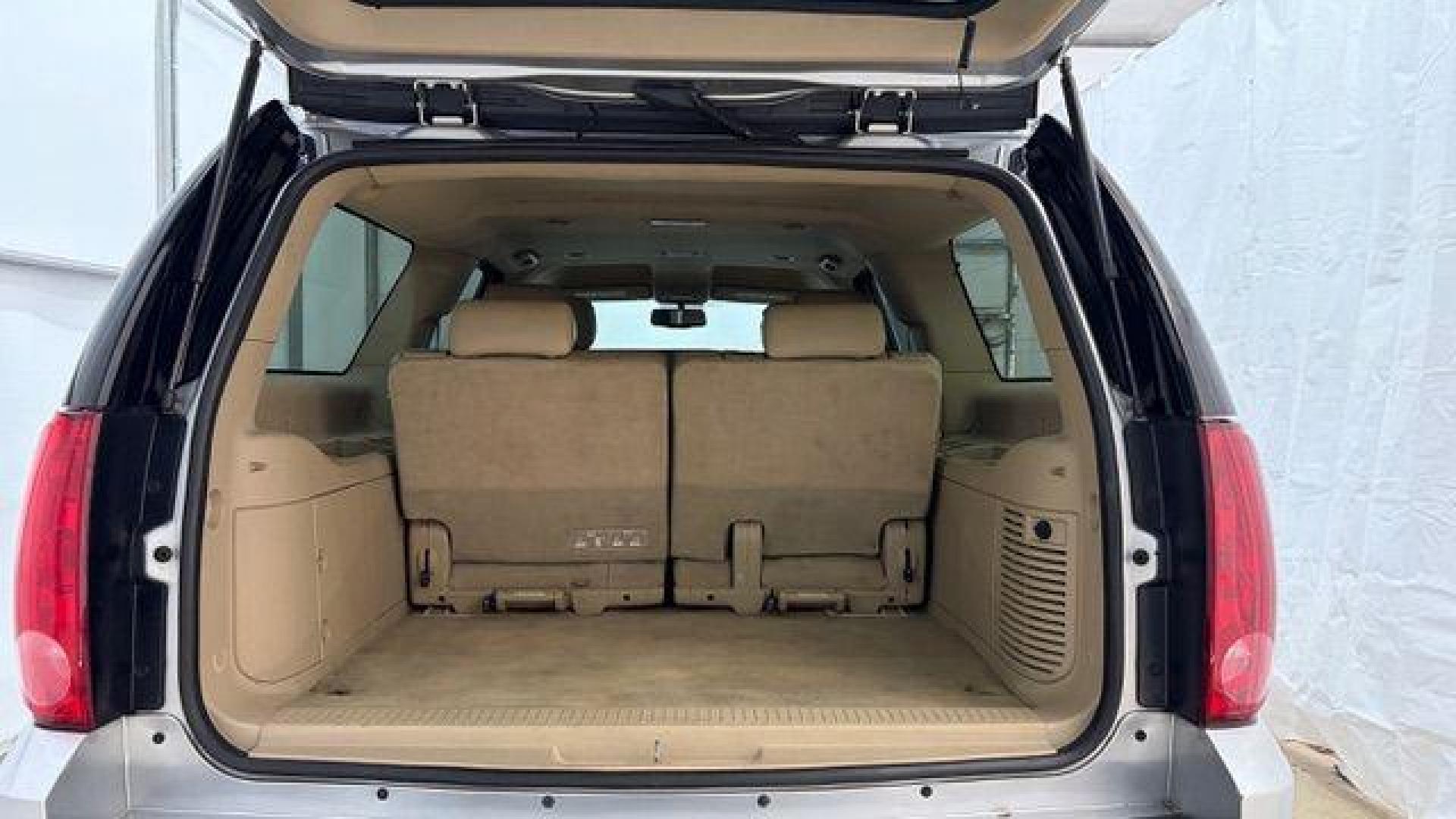 2014 Gray GMC Yukon XL SLT 1/2 Ton 2WD (1GKS1KE01ER) with an 5.3L V8 OHV 16V FFV engine, 6-Speed Automatic transmission, located at 1806 Veterans Memorial Hwy SW, Austell, GA, 30168, (770) 944-9558, 33.817959, -84.606987 - Photo#18