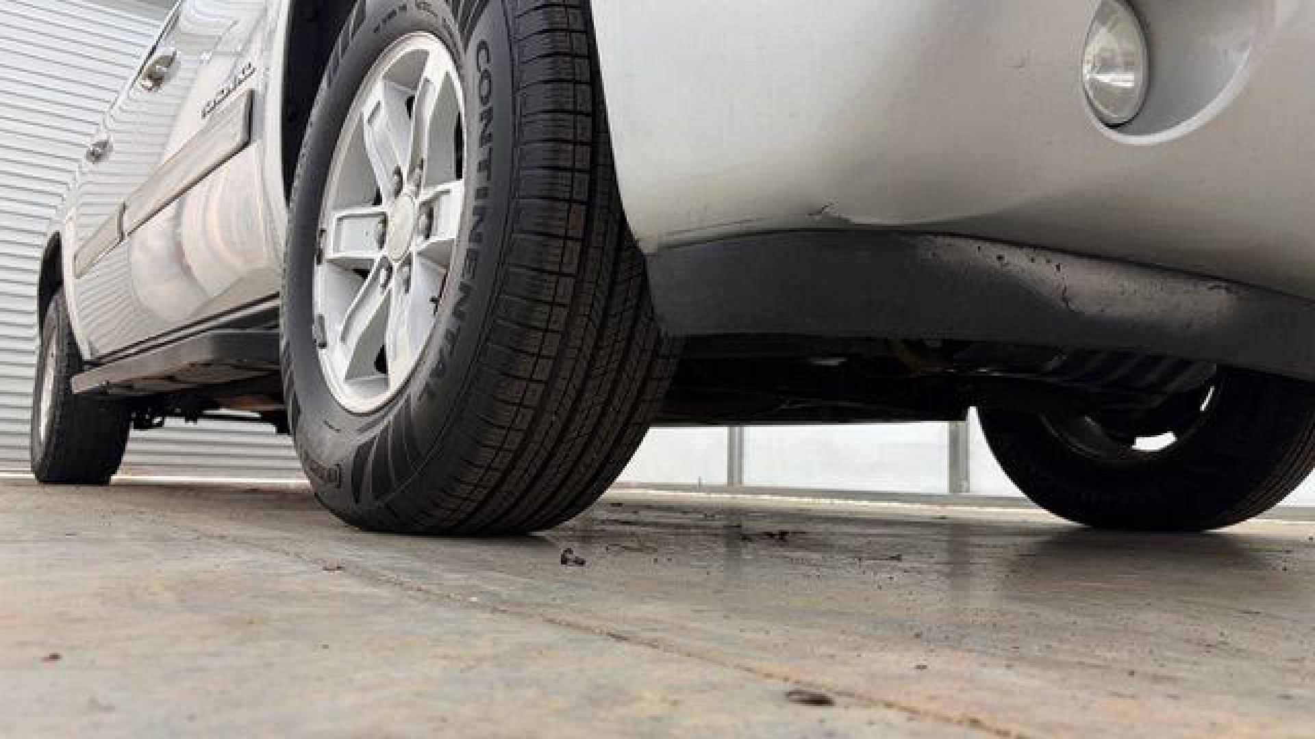 2014 Gray GMC Yukon XL SLT 1/2 Ton 2WD (1GKS1KE01ER) with an 5.3L V8 OHV 16V FFV engine, 6-Speed Automatic transmission, located at 1806 Veterans Memorial Hwy SW, Austell, GA, 30168, (770) 944-9558, 33.817959, -84.606987 - Photo#19