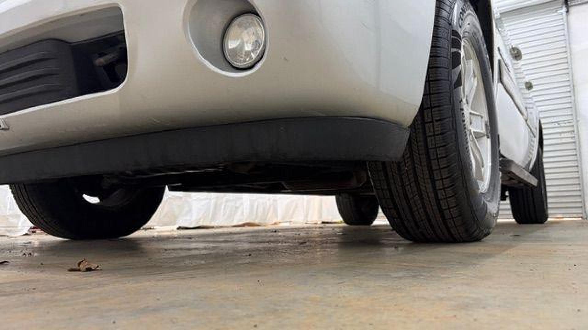 2014 Gray GMC Yukon XL SLT 1/2 Ton 2WD (1GKS1KE01ER) with an 5.3L V8 OHV 16V FFV engine, 6-Speed Automatic transmission, located at 1806 Veterans Memorial Hwy SW, Austell, GA, 30168, (770) 944-9558, 33.817959, -84.606987 - Photo#20