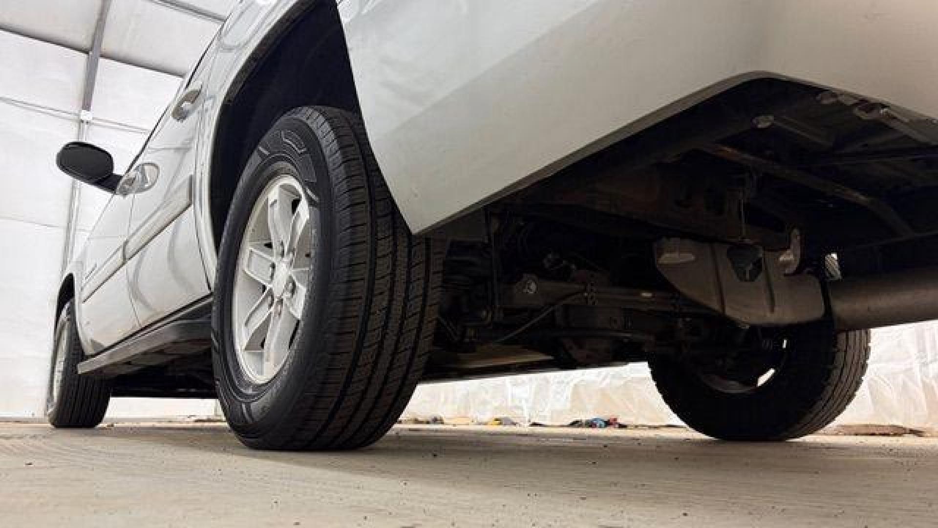 2014 Gray GMC Yukon XL SLT 1/2 Ton 2WD (1GKS1KE01ER) with an 5.3L V8 OHV 16V FFV engine, 6-Speed Automatic transmission, located at 1806 Veterans Memorial Hwy SW, Austell, GA, 30168, (770) 944-9558, 33.817959, -84.606987 - Photo#21