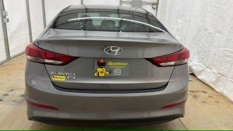 2018 Gray Hyundai Elantra SE 6AT (5NPD74LF8JH) with an 2.0 engine, 6-Speed Automatic transmission, located at 1806 Veterans Memorial Hwy SW, Austell, GA, 30168, (770) 944-9558, 33.817959, -84.606987 - Photo#4