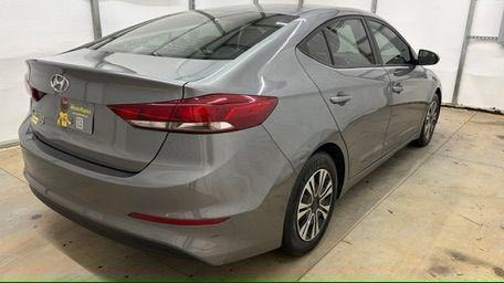 2018 Gray Hyundai Elantra SE 6AT (5NPD74LF8JH) with an 2.0 engine, 6-Speed Automatic transmission, located at 1806 Veterans Memorial Hwy SW, Austell, GA, 30168, (770) 944-9558, 33.817959, -84.606987 - Photo#5
