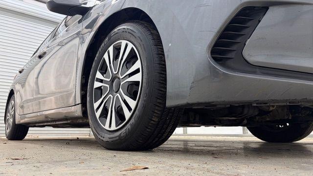 2018 Gray Hyundai Elantra SE 6AT (5NPD74LF8JH) with an 2.0 engine, 6-Speed Automatic transmission, located at 1806 Veterans Memorial Hwy SW, Austell, GA, 30168, (770) 944-9558, 33.817959, -84.606987 - Photo#18