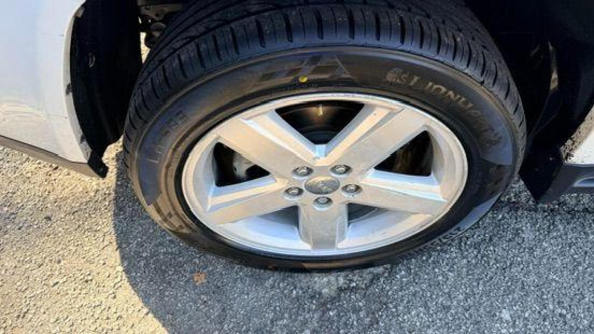 2014 White Jeep Compass Latitude FWD (1C4NJCEAXED) with an 2.0L L4 DOHC 16V engine, Continuously Variabl transmission, located at 1806 Veterans Memorial Hwy SW, Austell, GA, 30168, (770) 944-9558, 33.817959, -84.606987 - Photo#9