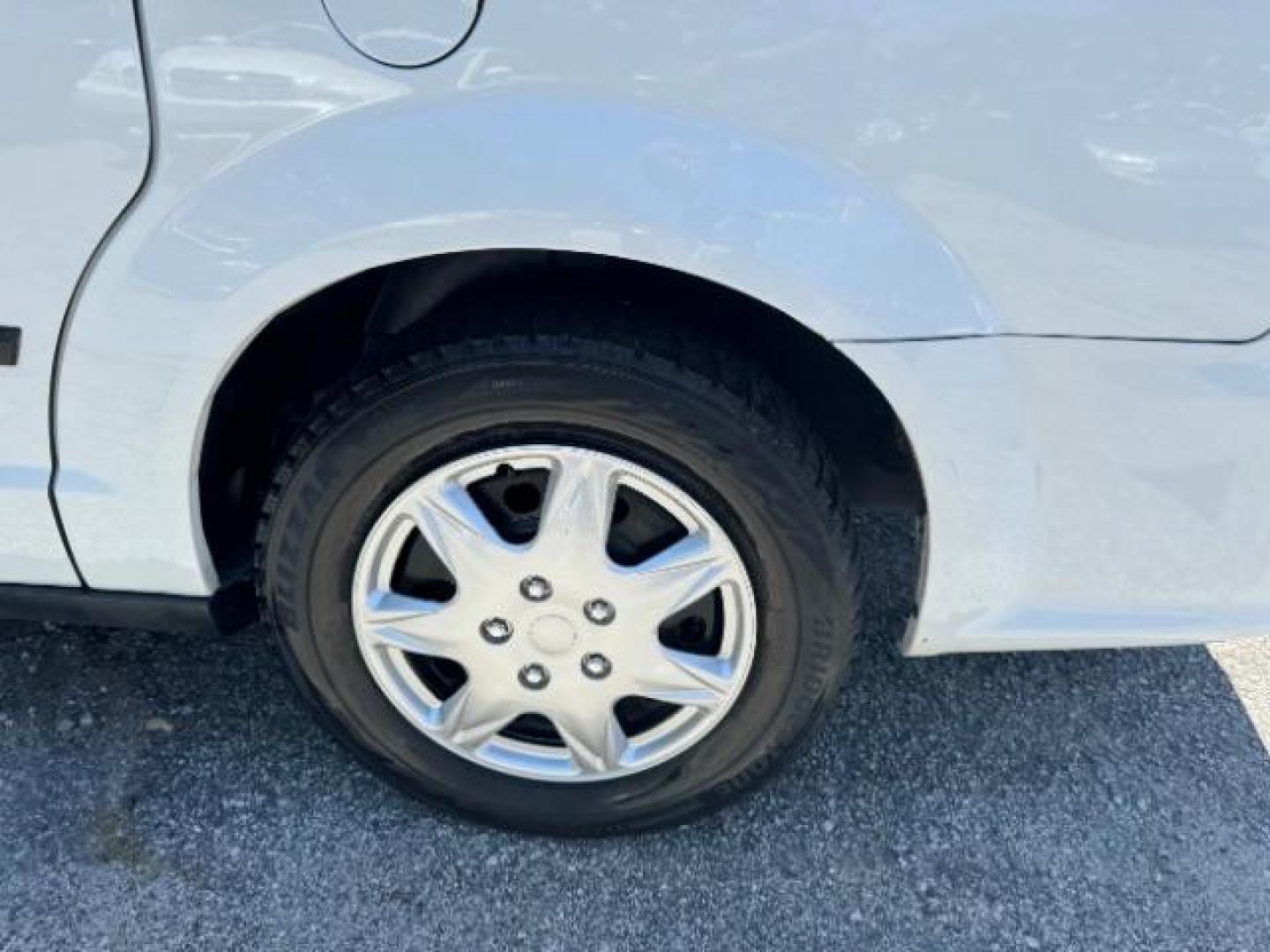 2015 White Dodge Grand Caravan SE (2C4RDGBG4FR) with an 3.6L V6 DOHC 24V engine, 6-Speed Automatic transmission, located at 1806 Veterans Memorial Hwy SW, Austell, GA, 30168, (770) 944-9558, 33.817959, -84.606987 - Photo#19