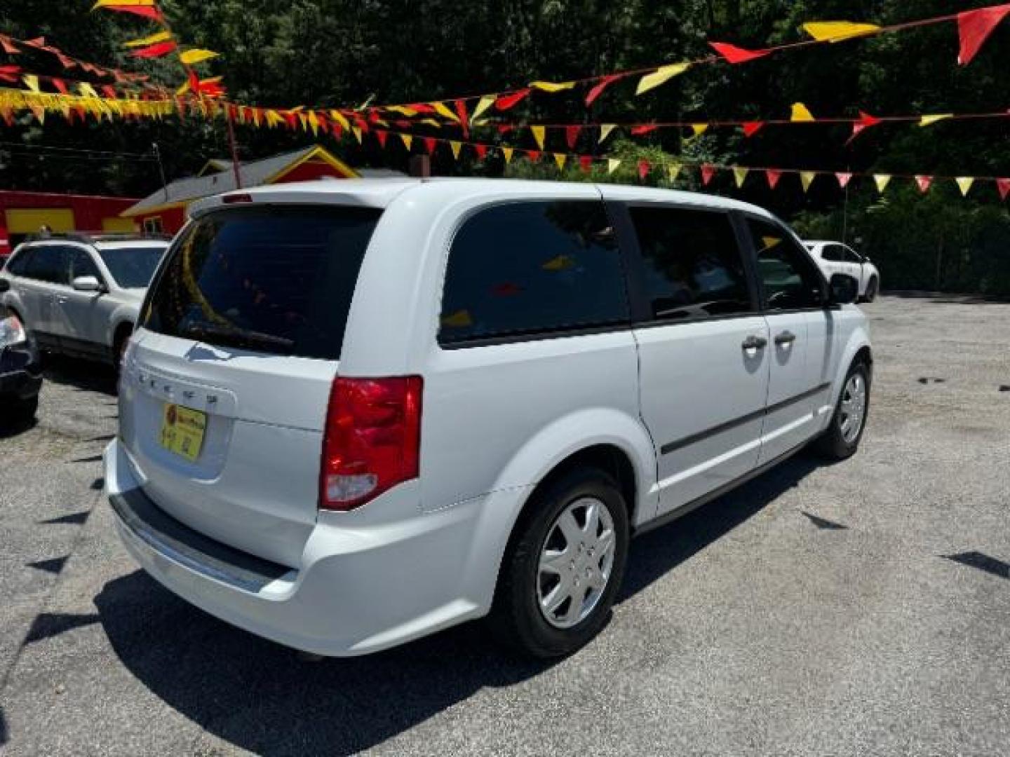 2015 White Dodge Grand Caravan SE (2C4RDGBG4FR) with an 3.6L V6 DOHC 24V engine, 6-Speed Automatic transmission, located at 1806 Veterans Memorial Hwy SW, Austell, GA, 30168, (770) 944-9558, 33.817959, -84.606987 - Photo#2
