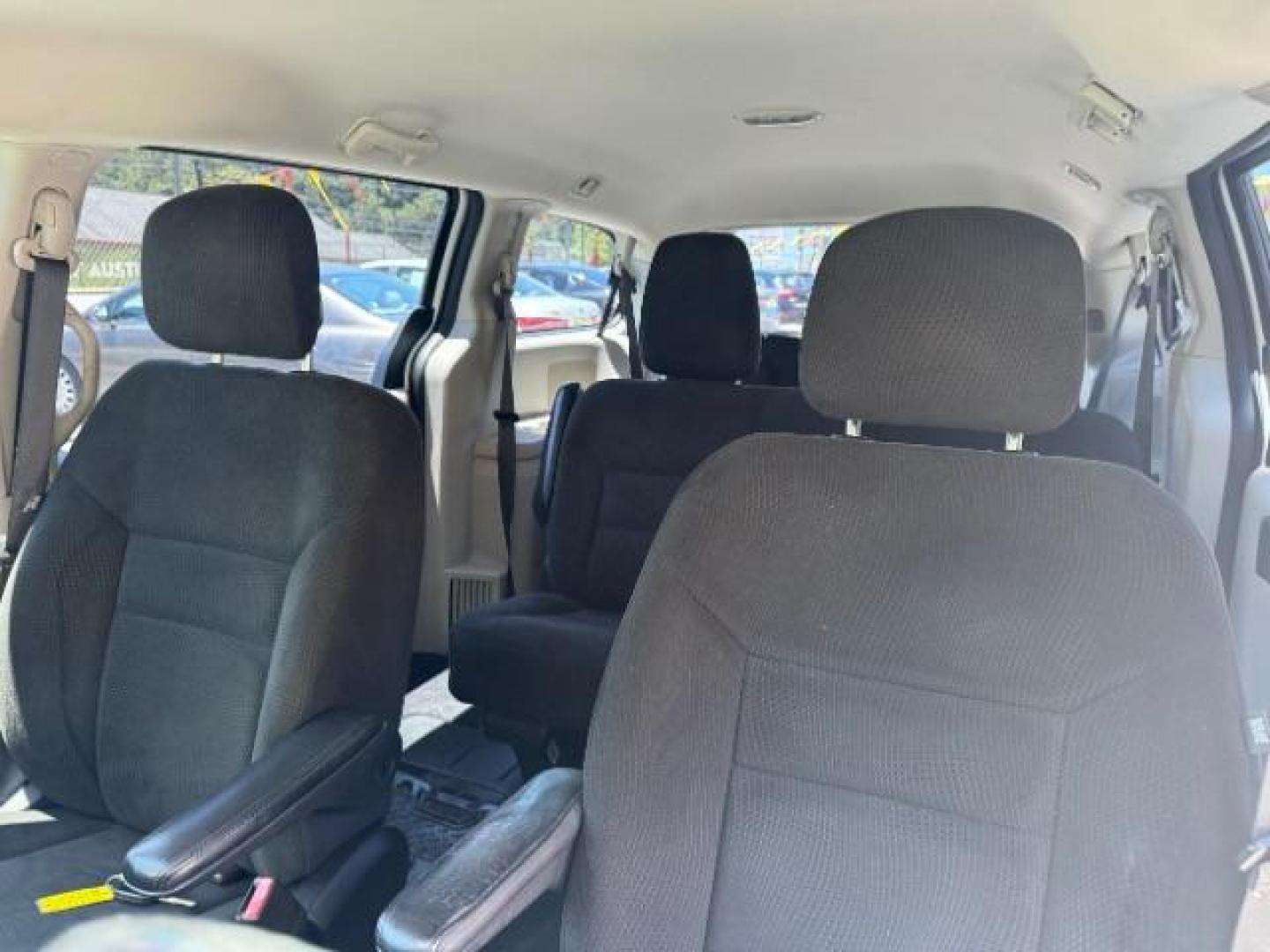 2015 White Dodge Grand Caravan SE (2C4RDGBG4FR) with an 3.6L V6 DOHC 24V engine, 6-Speed Automatic transmission, located at 1806 Veterans Memorial Hwy SW, Austell, GA, 30168, (770) 944-9558, 33.817959, -84.606987 - Photo#7