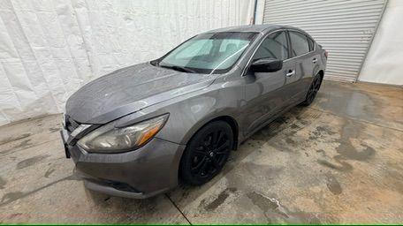 2017 Gray Nissan Altima 2.5 SR (1N4AL3AP7HC) with an 2.5L L4 DOHC 16V engine, Continuously Variabl transmission, located at 1806 Veterans Memorial Hwy SW, Austell, GA, 30168, (770) 944-9558, 33.817959, -84.606987 - Photo#1