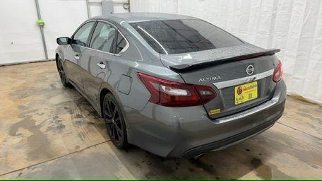 2017 Gray Nissan Altima 2.5 SR (1N4AL3AP7HC) with an 2.5L L4 DOHC 16V engine, Continuously Variabl transmission, located at 1806 Veterans Memorial Hwy SW, Austell, GA, 30168, (770) 944-9558, 33.817959, -84.606987 - Photo#3