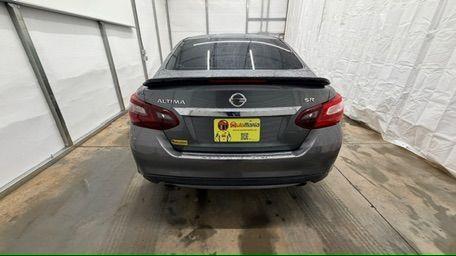2017 Gray Nissan Altima 2.5 SR (1N4AL3AP7HC) with an 2.5L L4 DOHC 16V engine, Continuously Variabl transmission, located at 1806 Veterans Memorial Hwy SW, Austell, GA, 30168, (770) 944-9558, 33.817959, -84.606987 - Photo#4