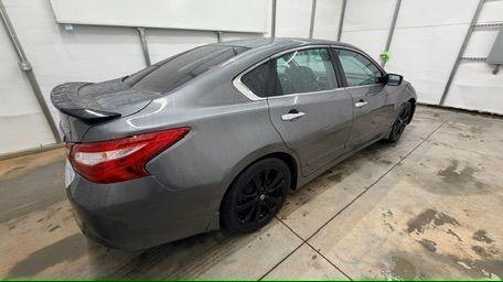 2017 Gray Nissan Altima 2.5 SR (1N4AL3AP7HC) with an 2.5L L4 DOHC 16V engine, Continuously Variabl transmission, located at 1806 Veterans Memorial Hwy SW, Austell, GA, 30168, (770) 944-9558, 33.817959, -84.606987 - Photo#6