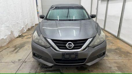 2017 Gray Nissan Altima 2.5 SR (1N4AL3AP7HC) with an 2.5L L4 DOHC 16V engine, Continuously Variabl transmission, located at 1806 Veterans Memorial Hwy SW, Austell, GA, 30168, (770) 944-9558, 33.817959, -84.606987 - Photo#9
