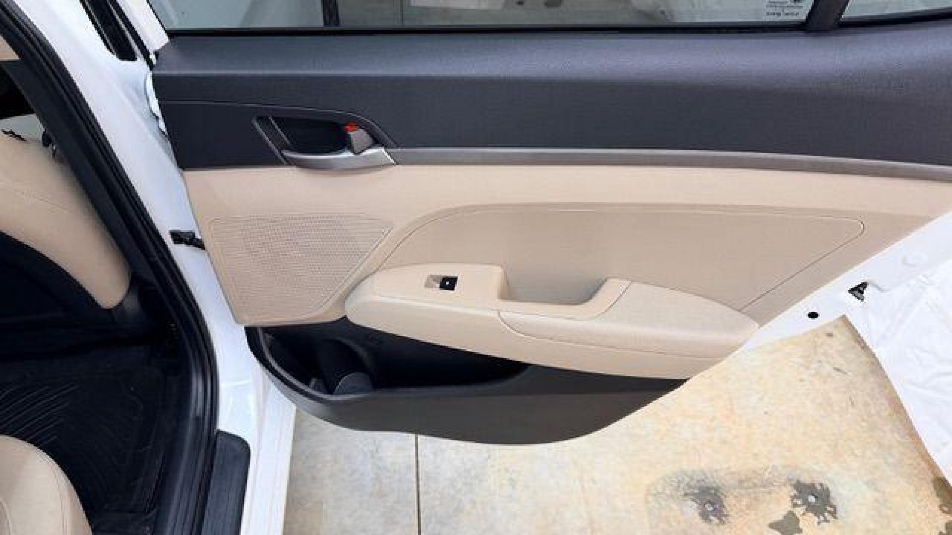 2017 White Hyundai Elantra SE 6AT (5NPD74LF3HH) with an 1.8L L4 DOHC 16V engine, 6-Speed Automatic transmission, located at 1806 Veterans Memorial Hwy SW, Austell, GA, 30168, (770) 944-9558, 33.817959, -84.606987 - Photo#16