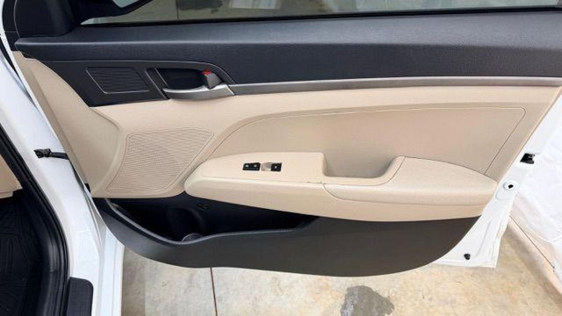 2017 White Hyundai Elantra SE 6AT (5NPD74LF3HH) with an 1.8L L4 DOHC 16V engine, 6-Speed Automatic transmission, located at 1806 Veterans Memorial Hwy SW, Austell, GA, 30168, (770) 944-9558, 33.817959, -84.606987 - Photo#18