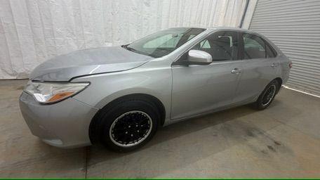 2017 Silver Toyota Camry LE (4T1BF1FK0HU) with an 2.5L L4 DOHC 16V engine, 6-Speed Automatic transmission, located at 1806 Veterans Memorial Hwy SW, Austell, GA, 30168, (770) 944-9558, 33.817959, -84.606987- Photo#1