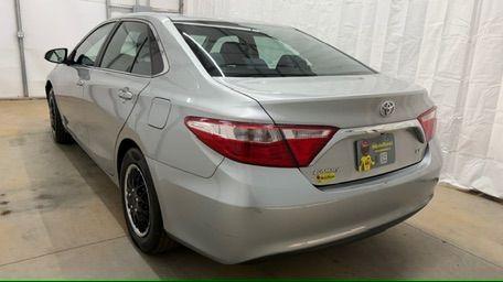 2017 Silver Toyota Camry LE (4T1BF1FK0HU) with an 2.5L L4 DOHC 16V engine, 6-Speed Automatic transmission, located at 1806 Veterans Memorial Hwy SW, Austell, GA, 30168, (770) 944-9558, 33.817959, -84.606987- Photo#3