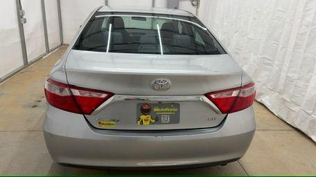2017 Silver Toyota Camry LE (4T1BF1FK0HU) with an 2.5L L4 DOHC 16V engine, 6-Speed Automatic transmission, located at 1806 Veterans Memorial Hwy SW, Austell, GA, 30168, (770) 944-9558, 33.817959, -84.606987- Photo#4