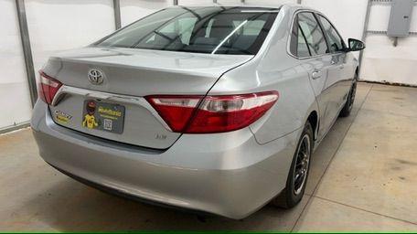 2017 Silver Toyota Camry LE (4T1BF1FK0HU) with an 2.5L L4 DOHC 16V engine, 6-Speed Automatic transmission, located at 1806 Veterans Memorial Hwy SW, Austell, GA, 30168, (770) 944-9558, 33.817959, -84.606987- Photo#5