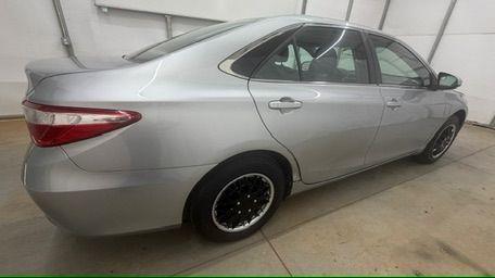 2017 Silver Toyota Camry LE (4T1BF1FK0HU) with an 2.5L L4 DOHC 16V engine, 6-Speed Automatic transmission, located at 1806 Veterans Memorial Hwy SW, Austell, GA, 30168, (770) 944-9558, 33.817959, -84.606987- Photo#6
