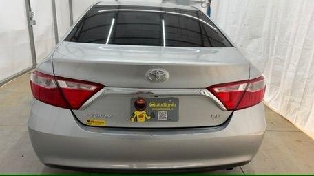 2017 Silver Toyota Camry LE (4T1BF1FK0HU) with an 2.5L L4 DOHC 16V engine, 6-Speed Automatic transmission, located at 1806 Veterans Memorial Hwy SW, Austell, GA, 30168, (770) 944-9558, 33.817959, -84.606987- Photo#4