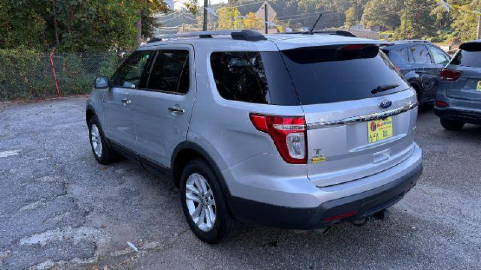 2011 Silver Ford Explorer XLT 4WD (1FMHK8D83BG) with an 3.5L V6 DOHC 24V engine, 6-Speed Automatic transmission, located at 1806 Veterans Memorial Hwy SW, Austell, GA, 30168, (770) 944-9558, 33.817959, -84.606987 - Photo#5